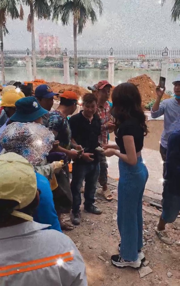Ngọc Trinh ghé thăm lâu đài 1800m2 to vật vã của Vũ Khắc Tiệp, cầm cả xấp tiền phát cho 40 thợ xây chuẩn style nữ chủ tịch - Ảnh 5. Ngọc Trinh ghé thăm lâu đài 1800m2 to vật vã của Vũ Khắc Tiệp, cầm cả xấp tiền phát cho 40 thợ xây chuẩn style nữ chủ tịch - Ảnh 5.