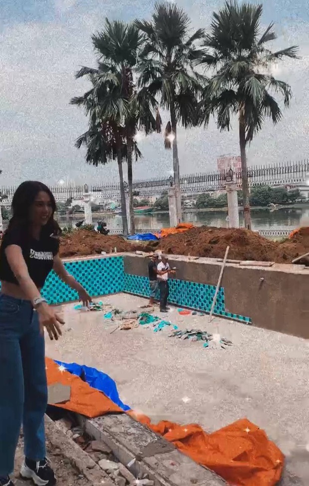Ngọc Trinh ghé thăm lâu đài 1800m2 to vật vã của Vũ Khắc Tiệp, cầm cả xấp tiền phát cho 40 thợ xây chuẩn style nữ chủ tịch - Ảnh 6. Ngọc Trinh ghé thăm lâu đài 1800m2 to vật vã của Vũ Khắc Tiệp, cầm cả xấp tiền phát cho 40 thợ xây chuẩn style nữ chủ tịch - Ảnh 6.