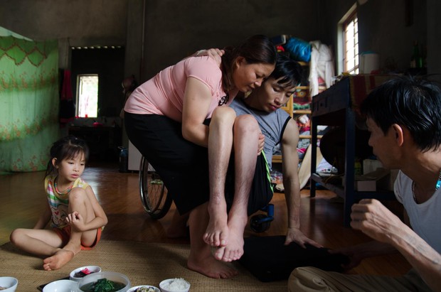 Bị liệt 2 chân, người đàn ông từng khuyên vợ đi lấy chồng khác và đoạn kết hạnh phúc của tình yêu: Tôi chỉ muốn nói tôi rất thương vợ - Ảnh 2. Bị liệt 2 chân, người đàn ông từng khuyên vợ đi lấy chồng khác và đoạn kết hạnh phúc của tình yêu: Tôi chỉ muốn nói tôi rất thương vợ - Ảnh 2.