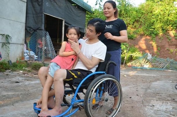 Bị liệt 2 chân, người đàn ông từng khuyên vợ đi lấy chồng khác và đoạn kết hạnh phúc của tình yêu: Tôi chỉ muốn nói tôi rất thương vợ - Ảnh 1. Bị liệt 2 chân, người đàn ông từng khuyên vợ đi lấy chồng khác và đoạn kết hạnh phúc của tình yêu: Tôi chỉ muốn nói tôi rất thương vợ - Ảnh 1.