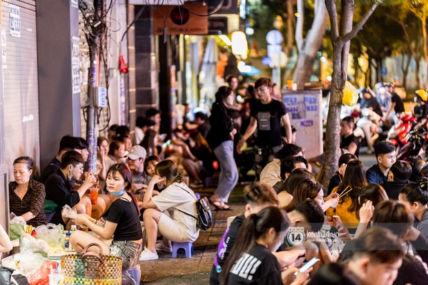 Ngồi trà dâu Đen Vâu ở Sài Gòn hóng chuyện: Giới trẻ quẹt Tinder mỏi tay, sẵn nghe 7749 cái drama showbiz - Ảnh 2. Ngồi trà dâu Đen Vâu ở Sài Gòn hóng chuyện: Giới trẻ quẹt Tinder mỏi tay, sẵn nghe 7749 cái drama showbiz - Ảnh 2.
