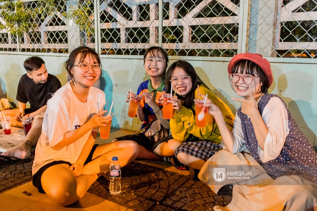 Ngồi trà dâu Đen Vâu ở Sài Gòn hóng chuyện: Giới trẻ quẹt Tinder mỏi tay, sẵn nghe 7749 cái drama showbiz - Ảnh 16. Ngồi trà dâu Đen Vâu ở Sài Gòn hóng chuyện: Giới trẻ quẹt Tinder mỏi tay, sẵn nghe 7749 cái drama showbiz - Ảnh 16.