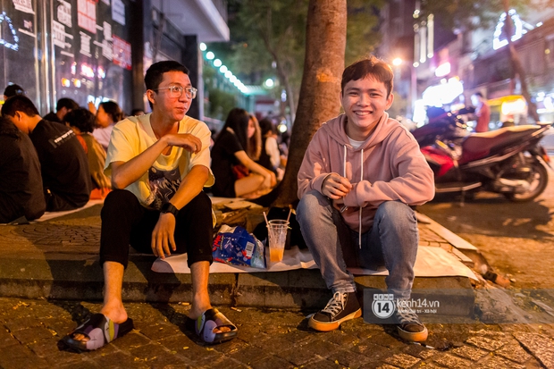 Ngồi trà dâu Đen Vâu ở Sài Gòn hóng chuyện: Giới trẻ quẹt Tinder mỏi tay, sẵn nghe 7749 cái drama showbiz - Ảnh 18. Ngồi trà dâu Đen Vâu ở Sài Gòn hóng chuyện: Giới trẻ quẹt Tinder mỏi tay, sẵn nghe 7749 cái drama showbiz - Ảnh 18.
