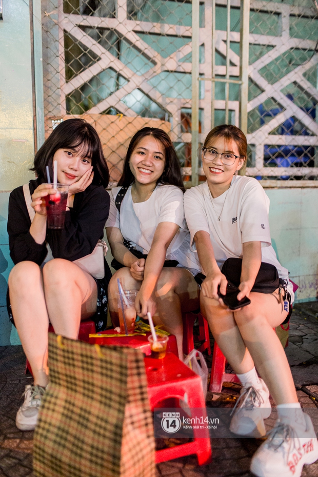 Ngồi trà dâu Đen Vâu ở Sài Gòn hóng chuyện: Giới trẻ quẹt Tinder mỏi tay, sẵn nghe 7749 cái drama showbiz - Ảnh 5. Ngồi trà dâu Đen Vâu ở Sài Gòn hóng chuyện: Giới trẻ quẹt Tinder mỏi tay, sẵn nghe 7749 cái drama showbiz - Ảnh 5.