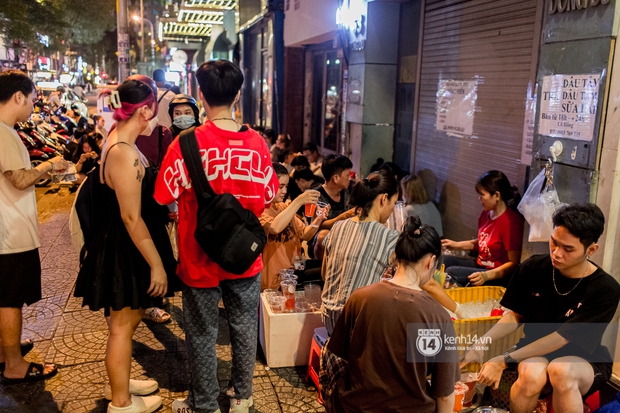 Ngồi trà dâu Đen Vâu ở Sài Gòn hóng chuyện: Giới trẻ quẹt Tinder mỏi tay, sẵn nghe 7749 cái drama showbiz - Ảnh 7. Ngồi trà dâu Đen Vâu ở Sài Gòn hóng chuyện: Giới trẻ quẹt Tinder mỏi tay, sẵn nghe 7749 cái drama showbiz - Ảnh 7.