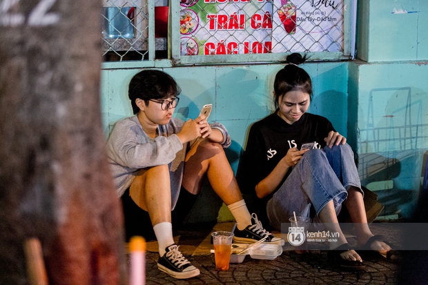 Ngồi trà dâu Đen Vâu ở Sài Gòn hóng chuyện: Giới trẻ quẹt Tinder mỏi tay, sẵn nghe 7749 cái drama showbiz - Ảnh 6. Ngồi trà dâu Đen Vâu ở Sài Gòn hóng chuyện: Giới trẻ quẹt Tinder mỏi tay, sẵn nghe 7749 cái drama showbiz - Ảnh 6.