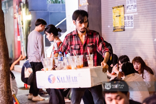 Ngồi trà dâu Đen Vâu ở Sài Gòn hóng chuyện: Giới trẻ quẹt Tinder mỏi tay, sẵn nghe 7749 cái drama showbiz - Ảnh 11. Ngồi trà dâu Đen Vâu ở Sài Gòn hóng chuyện: Giới trẻ quẹt Tinder mỏi tay, sẵn nghe 7749 cái drama showbiz - Ảnh 11.