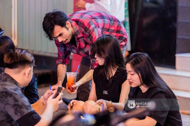 Ngồi trà dâu Đen Vâu ở Sài Gòn hóng chuyện: Giới trẻ quẹt Tinder mỏi tay, sẵn nghe 7749 cái drama showbiz - Ảnh 10. Ngồi trà dâu Đen Vâu ở Sài Gòn hóng chuyện: Giới trẻ quẹt Tinder mỏi tay, sẵn nghe 7749 cái drama showbiz - Ảnh 10.
