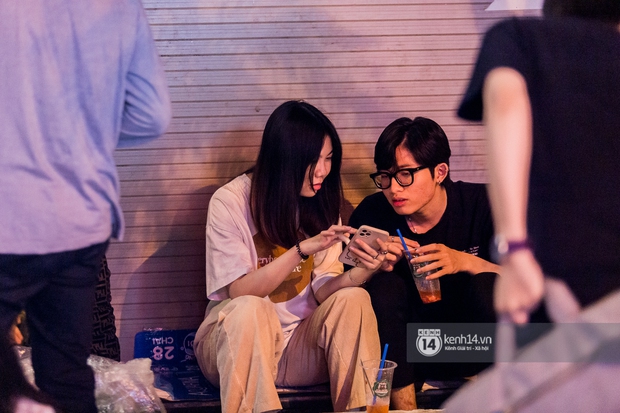 Ngồi trà dâu Đen Vâu ở Sài Gòn hóng chuyện: Giới trẻ quẹt Tinder mỏi tay, sẵn nghe 7749 cái drama showbiz - Ảnh 8. Ngồi trà dâu Đen Vâu ở Sài Gòn hóng chuyện: Giới trẻ quẹt Tinder mỏi tay, sẵn nghe 7749 cái drama showbiz - Ảnh 8.