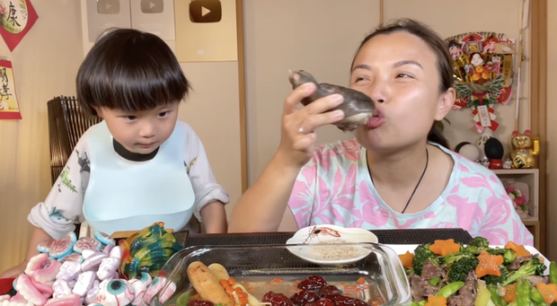 Từ chuyện Quỳnh Trần JP ăn chân gấu: Trách nhiệm của người nổi tiếng nằm ở đâu khi khán giả bị ảnh hưởng? - Ảnh 1. Từ chuyện Quỳnh Trần JP ăn chân gấu: Trách nhiệm của người nổi tiếng nằm ở đâu khi khán giả bị ảnh hưởng? - Ảnh 1.