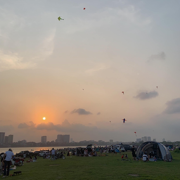 Ngay trong Hà Nội có địa điểm camping xuất sắc thế này: Rộng rãi không sợ thiếu chỗ, ngắm hoàng hôn đỉnh khỏi bàn - Ảnh 1. Ngay trong Hà Nội có địa điểm camping xuất sắc thế này: Rộng rãi không sợ thiếu chỗ, ngắm hoàng hôn đỉnh khỏi bàn - Ảnh 1.