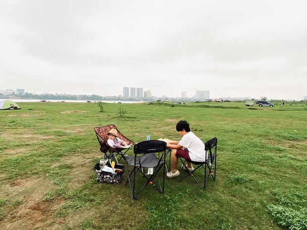 Ngay trong Hà Nội có địa điểm camping xuất sắc thế này: Rộng rãi không sợ thiếu chỗ, ngắm hoàng hôn đỉnh khỏi bàn - Ảnh 2. Ngay trong Hà Nội có địa điểm camping xuất sắc thế này: Rộng rãi không sợ thiếu chỗ, ngắm hoàng hôn đỉnh khỏi bàn - Ảnh 2.