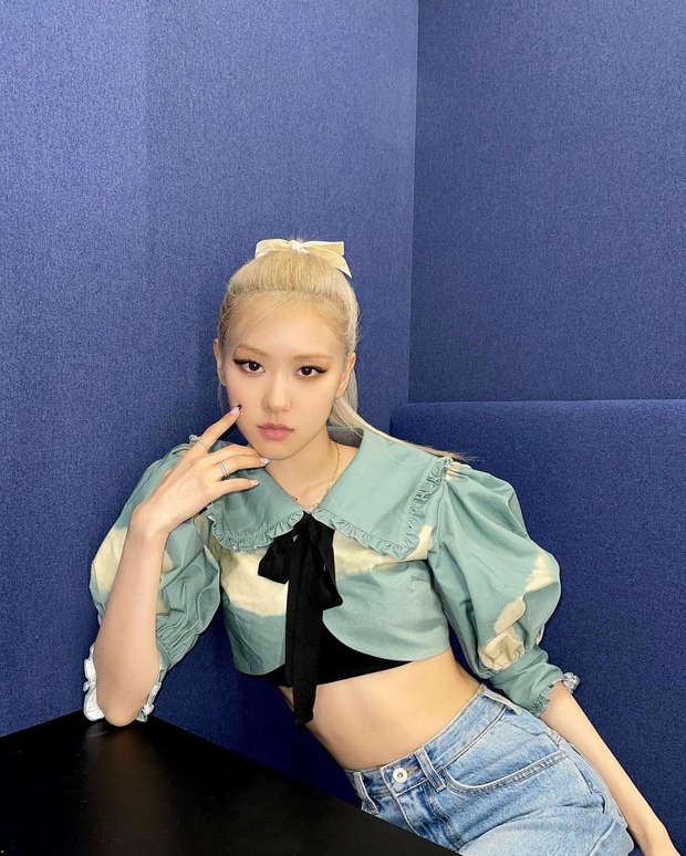 Chính ra Rosé hợp nhiều kiểu tóc lắm nhưng stylist toàn “chôn vùi” nhan sắc cô nàng với tóc xõa tẻ nhạt - Ảnh 5. Chính ra Rosé hợp nhiều kiểu tóc lắm nhưng stylist toàn “chôn vùi” nhan sắc cô nàng với tóc xõa tẻ nhạt - Ảnh 5.
