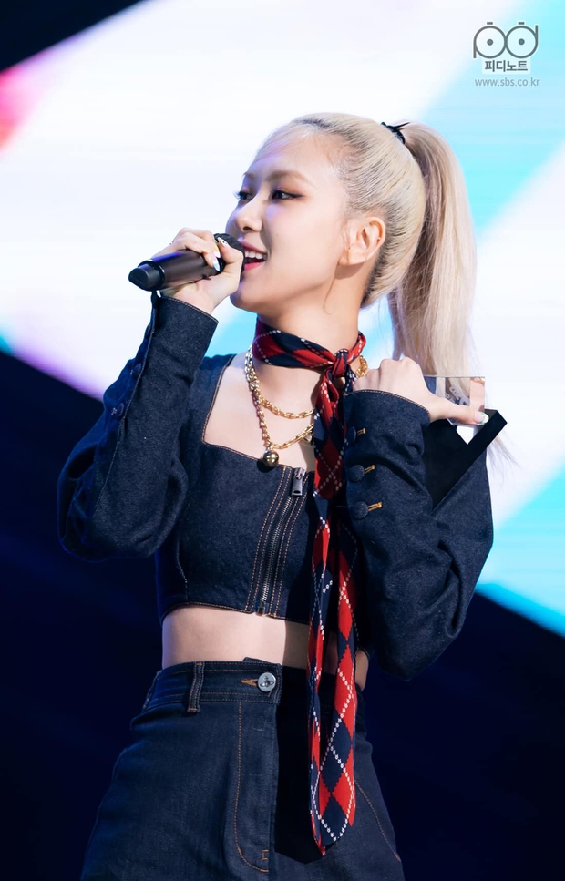 Chính ra Rosé hợp nhiều kiểu tóc lắm nhưng stylist toàn “chôn vùi” nhan sắc cô nàng với tóc xõa tẻ nhạt - Ảnh 3. Chính ra Rosé hợp nhiều kiểu tóc lắm nhưng stylist toàn “chôn vùi” nhan sắc cô nàng với tóc xõa tẻ nhạt - Ảnh 3.