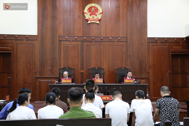 Ông trùm ma túy Văn Kính Dương cùng người tình Ngọc Miu cười tươi đến tòa, các bị cáo xin giảm nhẹ hình phạt - Ảnh 1. Ông trùm ma túy Văn Kính Dương cùng người tình Ngọc Miu cười tươi đến tòa, các bị cáo xin giảm nhẹ hình phạt - Ảnh 1.