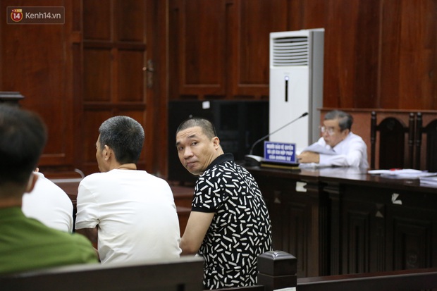 Ông trùm ma túy Văn Kính Dương cùng người tình Ngọc Miu cười tươi đến tòa, các bị cáo xin giảm nhẹ hình phạt - Ảnh 3. Ông trùm ma túy Văn Kính Dương cùng người tình Ngọc Miu cười tươi đến tòa, các bị cáo xin giảm nhẹ hình phạt - Ảnh 3.
