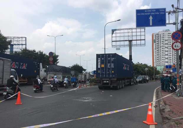 Va chạm với xe container, nữ sinh viên ở TP.HCM bị cán tử vong thương tâm - Ảnh 2. Va chạm với xe container, nữ sinh viên ở TP.HCM bị cán tử vong thương tâm - Ảnh 2.