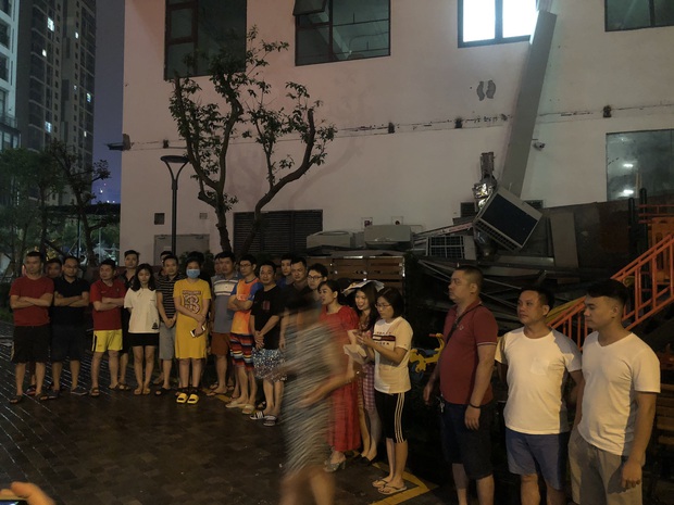 Cư dân chung cư hoang mang khi cả dàn điều hòa đổ sập xuống sân chơi trẻ em: Họ nói dịch vụ tòa nhà tốt nhất Mỹ Đình mà lại thế này đây - Ảnh 5. Cư dân chung cư hoang mang khi cả dàn điều hòa đổ sập xuống sân chơi trẻ em: Họ nói dịch vụ tòa nhà tốt nhất Mỹ Đình mà lại thế này đây - Ảnh 5.