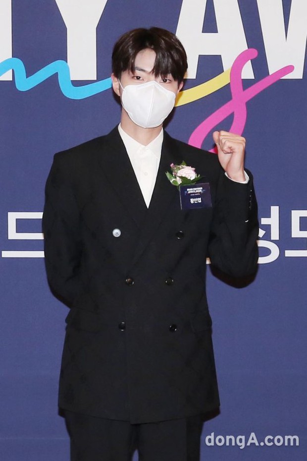 Kim Jong Kook xuất hiện giữa lúc Lee Kwang Soo tuyên bố rời Running Man, rich kid Penthouse bịt khẩu trang kín mít vẫn xinh ngút ngàn - Ảnh 10. Kim Jong Kook xuất hiện giữa lúc Lee Kwang Soo tuyên bố rời Running Man, rich kid Penthouse bịt khẩu trang kín mít vẫn xinh ngút ngàn - Ảnh 10.