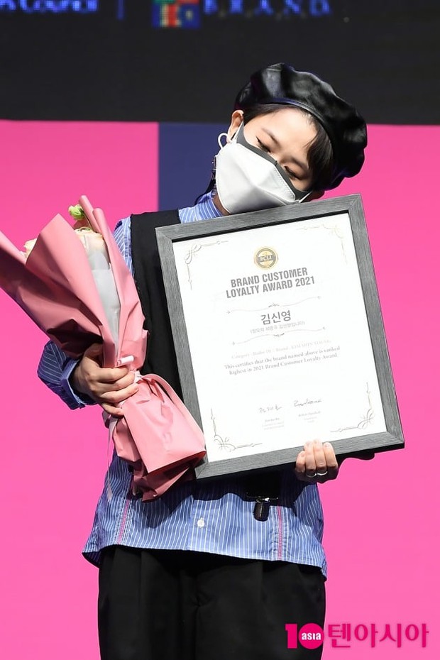 Kim Jong Kook xuất hiện giữa lúc Lee Kwang Soo tuyên bố rời Running Man, rich kid Penthouse bịt khẩu trang kín mít vẫn xinh ngút ngàn - Ảnh 12. Kim Jong Kook xuất hiện giữa lúc Lee Kwang Soo tuyên bố rời Running Man, rich kid Penthouse bịt khẩu trang kín mít vẫn xinh ngút ngàn - Ảnh 12.