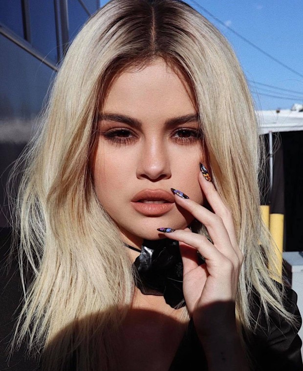 Selena Gomez gây bão với ảnh cận cảnh visual xinh ngất sau khi đổi tóc bạch kim, nhưng sao Hailey - Justin Bieber lại bị réo tên? - Ảnh 1. Selena Gomez gây bão với ảnh cận cảnh visual xinh ngất sau khi đổi tóc bạch kim, nhưng sao Hailey - Justin Bieber lại bị réo tên? - Ảnh 1.