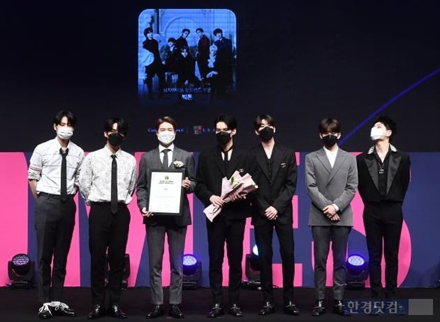 Kim Jong Kook xuất hiện giữa lúc Lee Kwang Soo tuyên bố rời Running Man, rich kid Penthouse bịt khẩu trang kín mít vẫn xinh ngút ngàn - Ảnh 8. Kim Jong Kook xuất hiện giữa lúc Lee Kwang Soo tuyên bố rời Running Man, rich kid Penthouse bịt khẩu trang kín mít vẫn xinh ngút ngàn - Ảnh 8.