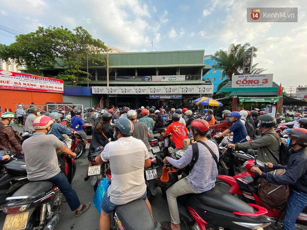 Chùm ảnh: Người dân đổ xô về quê nghỉ lễ 30/4 - 1/5, các cửa ngõ Sài Gòn bắt đầu ùn tắc kinh hoàng - Ảnh 12. Chùm ảnh: Người dân đổ xô về quê nghỉ lễ 30/4 - 1/5, các cửa ngõ Sài Gòn bắt đầu ùn tắc kinh hoàng - Ảnh 12.