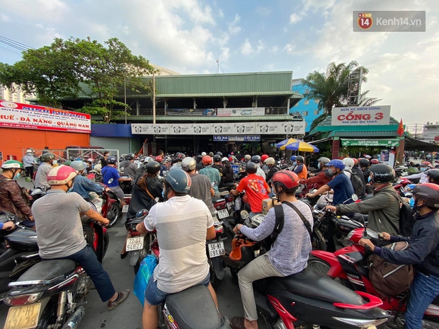 Chùm ảnh: Người dân đổ xô về quê nghỉ lễ 30/4 - 1/5, các cửa ngõ Sài Gòn bắt đầu ùn tắc kinh hoàng - Ảnh 12.