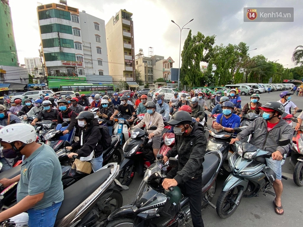 Chùm ảnh: Người dân đổ xô về quê nghỉ lễ 30/4 - 1/5, các cửa ngõ Sài Gòn bắt đầu ùn tắc kinh hoàng - Ảnh 13. Chùm ảnh: Người dân đổ xô về quê nghỉ lễ 30/4 - 1/5, các cửa ngõ Sài Gòn bắt đầu ùn tắc kinh hoàng - Ảnh 13.