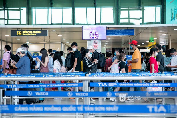 Ảnh: Tân Sơn Nhất đông nghẹt từ trong ra ngoài, các tuyến đường dẫn vào sân bay ùn tắc trước kỳ nghỉ lễ 30/4 - 1/5 - Ảnh 2. Ảnh: Tân Sơn Nhất đông nghẹt từ trong ra ngoài, các tuyến đường dẫn vào sân bay ùn tắc trước kỳ nghỉ lễ 30/4 - 1/5 - Ảnh 2.