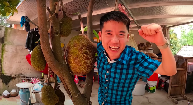 Hưng Vlog khoe cây mít ruột đỏ ở nhà, dân mạng cứ tưởng lại là trò trêu bà Tân nhưng sự thật bất ngờ thế này - Ảnh 4. Hưng Vlog khoe cây mít ruột đỏ ở nhà, dân mạng cứ tưởng lại là trò trêu bà Tân nhưng sự thật bất ngờ thế này - Ảnh 4.