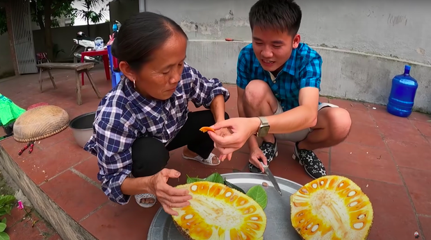 Hưng Vlog khoe cây mít ruột đỏ ở nhà, dân mạng cứ tưởng lại là trò trêu bà Tân nhưng sự thật bất ngờ thế này - Ảnh 3. Hưng Vlog khoe cây mít ruột đỏ ở nhà, dân mạng cứ tưởng lại là trò trêu bà Tân nhưng sự thật bất ngờ thế này - Ảnh 3.