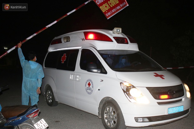 Giới nghiêm thôn cách ly SARS-CoV-2 ở Hà Nam: Nhiều người quay xe để đảm bảo phòng dịch - Ảnh 10.