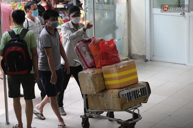 Chùm ảnh: Người dân đổ xô về quê nghỉ lễ 30/4 - 1/5, các cửa ngõ Sài Gòn bắt đầu ùn tắc kinh hoàng - Ảnh 8. Chùm ảnh: Người dân đổ xô về quê nghỉ lễ 30/4 - 1/5, các cửa ngõ Sài Gòn bắt đầu ùn tắc kinh hoàng - Ảnh 8.