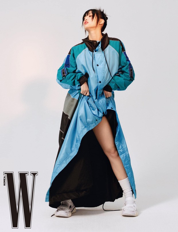 Lâu lâu mới chụp tạp chí, Momo (TWICE) thả dáng toàn kiểu pose khó đỡ: Có phải đang trêu đùa fan đấy không? - Ảnh 2.