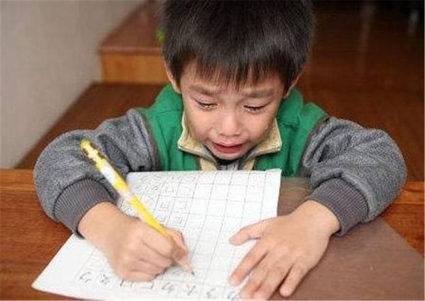 Con trai ngày đầu đi học đã khóc nức nở vì bị cô giáo phớt lờ, hỏi ra mới biết lý do bởi cái tên quá lạ không ai dám gọi - Ảnh 2. Con trai ngày đầu đi học đã khóc nức nở vì bị cô giáo phớt lờ, hỏi ra mới biết lý do bởi cái tên quá lạ không ai dám gọi - Ảnh 2.