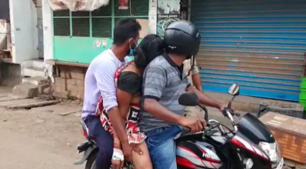 Cảnh tượng ám ảnh và xót xa tại địa ngục Ấn Độ: Con trai chở thi thể mẹ bằng xe máy đi hỏa táng cùng nhiều thảm kịch đau thấu tim gan - Ảnh 2. Cảnh tượng ám ảnh và xót xa tại địa ngục Ấn Độ: Con trai chở thi thể mẹ bằng xe máy đi hỏa táng cùng nhiều thảm kịch đau thấu tim gan - Ảnh 2.