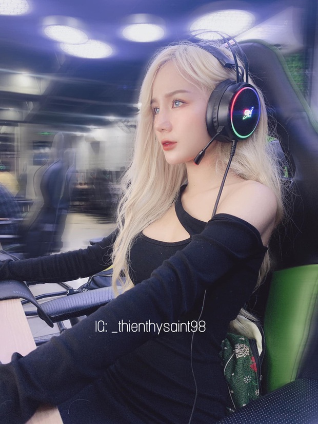 Nữ streamer sexy công khai hình ảnh thuở chưa dậy thì, fan nam thốt lên hai từ: “Hú hồn”! - Ảnh 1. Nữ streamer sexy công khai hình ảnh thuở chưa dậy thì, fan nam thốt lên hai từ: “Hú hồn”! - Ảnh 1.