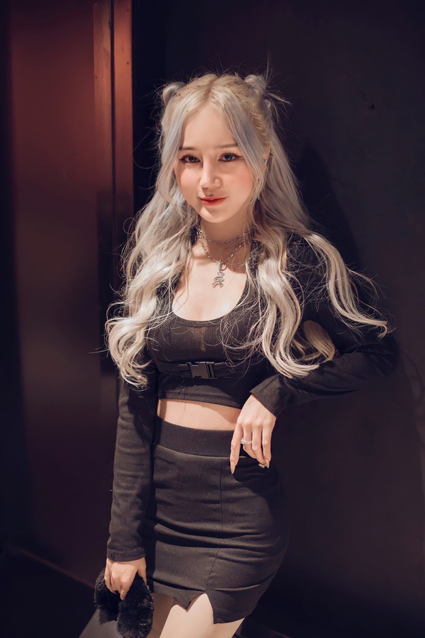 Nữ streamer sexy công khai hình ảnh thuở chưa dậy thì, fan nam thốt lên hai từ: “Hú hồn”! - Ảnh 11. Nữ streamer sexy công khai hình ảnh thuở chưa dậy thì, fan nam thốt lên hai từ: “Hú hồn”! - Ảnh 11.