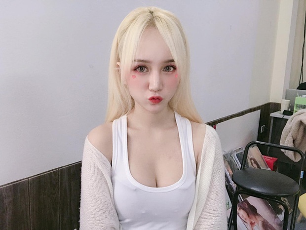 Nữ streamer sexy công khai hình ảnh thuở chưa dậy thì, fan nam thốt lên hai từ: “Hú hồn”! - Ảnh 12. Nữ streamer sexy công khai hình ảnh thuở chưa dậy thì, fan nam thốt lên hai từ: “Hú hồn”! - Ảnh 12.