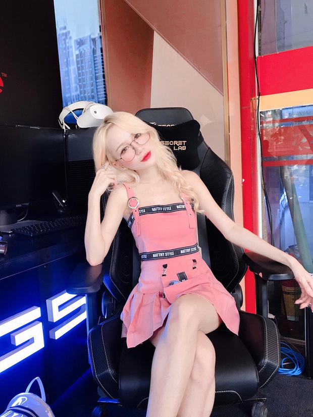 Nữ streamer sexy công khai hình ảnh thuở chưa dậy thì, fan nam thốt lên hai từ: “Hú hồn”! - Ảnh 4. Nữ streamer sexy công khai hình ảnh thuở chưa dậy thì, fan nam thốt lên hai từ: “Hú hồn”! - Ảnh 4.