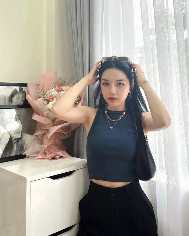 Dăm bữa nửa tháng Linh Ngọc Đàm lại đổi style, lần này toàn diện đồ màu trung tính cực xịn - Ảnh 3. Dăm bữa nửa tháng Linh Ngọc Đàm lại đổi style, lần này toàn diện đồ màu trung tính cực xịn - Ảnh 3.