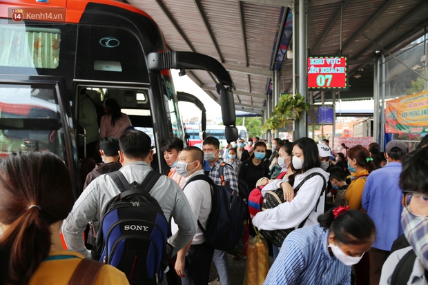Chùm ảnh: Người dân đổ xô về quê nghỉ lễ 30/4 - 1/5, các cửa ngõ Sài Gòn bắt đầu ùn tắc kinh hoàng - Ảnh 15. Chùm ảnh: Người dân đổ xô về quê nghỉ lễ 30/4 - 1/5, các cửa ngõ Sài Gòn bắt đầu ùn tắc kinh hoàng - Ảnh 15.