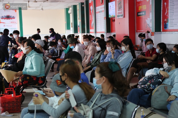 Chùm ảnh: Người dân đổ xô về quê nghỉ lễ 30/4 - 1/5, các cửa ngõ Sài Gòn bắt đầu ùn tắc kinh hoàng - Ảnh 17. Chùm ảnh: Người dân đổ xô về quê nghỉ lễ 30/4 - 1/5, các cửa ngõ Sài Gòn bắt đầu ùn tắc kinh hoàng - Ảnh 17.