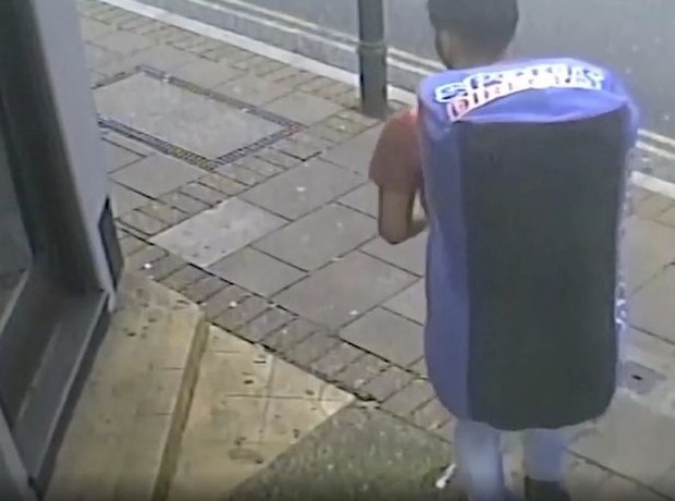 Video: Người đàn ông đeo balo lớn kì lạ xuất hiện trước cổng tòa nhà, không ngờ phía sau lại ẩn giấu tội ác cực kỳ tàn bạo - Ảnh 2.