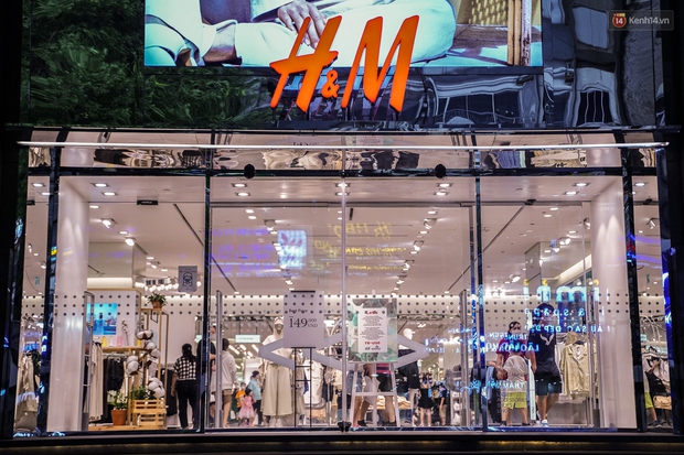 Loạt store H&M Việt Nam tối nay: Ở Hà Nội vắng hơn bình thường, bị viết cả lời phản đối lên poster; TP.HCM vẫn đông đúc - Ảnh 8.