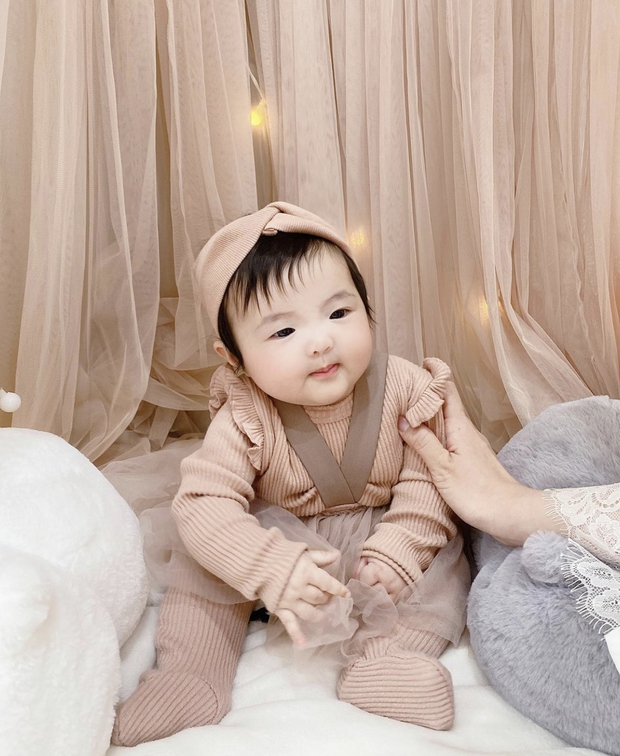 Đã qua cái thời bị mẹ dìm, ái nữ nhà Đông Nhi lên đồ điệu đà cưng xỉu: Thế này hỏi sao 80 nghìn cô chú u mê! - Ảnh 4. Đã qua cái thời bị mẹ dìm, ái nữ nhà Đông Nhi lên đồ điệu đà cưng xỉu: Thế này hỏi sao 80 nghìn cô chú u mê! - Ảnh 4.