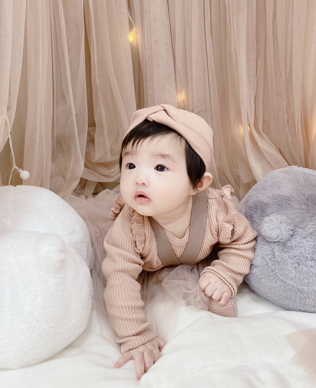Đã qua cái thời bị mẹ dìm, ái nữ nhà Đông Nhi lên đồ điệu đà cưng xỉu: Thế này hỏi sao 80 nghìn cô chú u mê! - Ảnh 5. Đã qua cái thời bị mẹ dìm, ái nữ nhà Đông Nhi lên đồ điệu đà cưng xỉu: Thế này hỏi sao 80 nghìn cô chú u mê! - Ảnh 5.