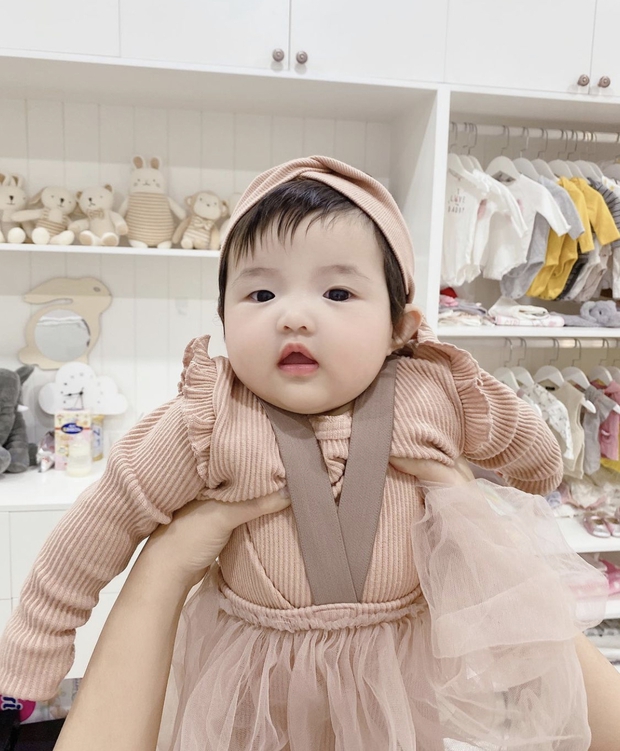 Đã qua cái thời bị mẹ dìm, ái nữ nhà Đông Nhi lên đồ điệu đà cưng xỉu: Thế này hỏi sao 80 nghìn cô chú u mê! - Ảnh 2. Đã qua cái thời bị mẹ dìm, ái nữ nhà Đông Nhi lên đồ điệu đà cưng xỉu: Thế này hỏi sao 80 nghìn cô chú u mê! - Ảnh 2.