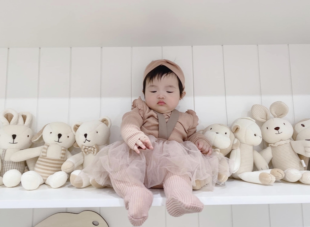 Đã qua cái thời bị mẹ dìm, ái nữ nhà Đông Nhi lên đồ điệu đà cưng xỉu: Thế này hỏi sao 80 nghìn cô chú u mê! - Ảnh 6. Đã qua cái thời bị mẹ dìm, ái nữ nhà Đông Nhi lên đồ điệu đà cưng xỉu: Thế này hỏi sao 80 nghìn cô chú u mê! - Ảnh 6.